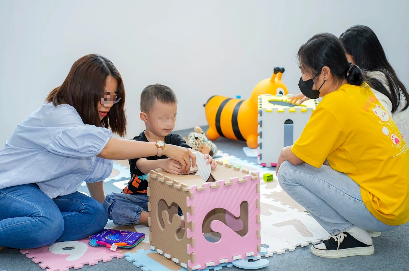 Can thiệp và trị liệu cho trẻ tự kỷ cần có sự phối hợp đa ngành