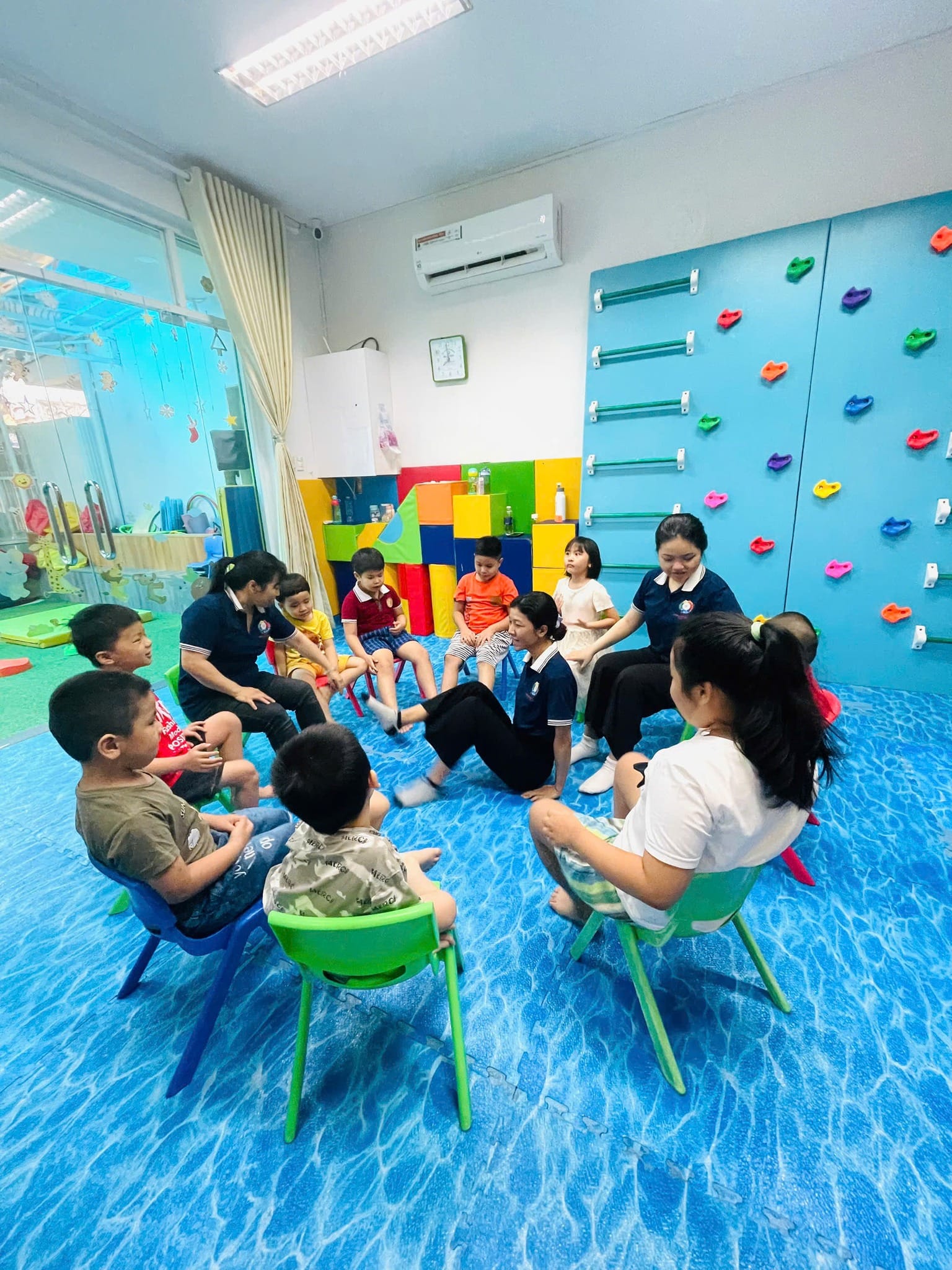 Giờ học nhóm của các bé tại Trung tâm Hoa Cúc Trắng
